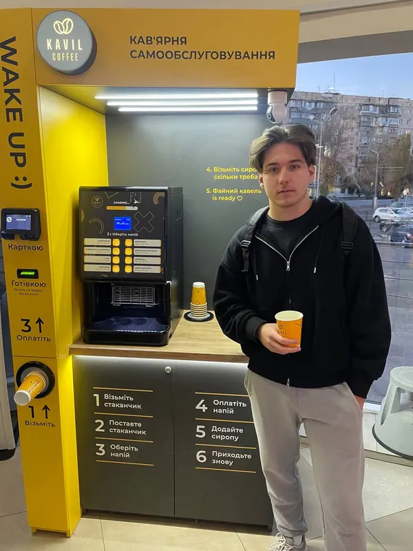 Bohdan, Kavil-Partner in Odessa, mit Kaffee vor seinem Selbstbedienungs-Café