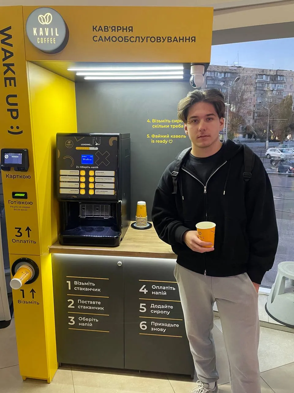 Bohdan, Kavil-Partner in Odessa, mit Kaffee vor seinem Selbstbedienungs-Café