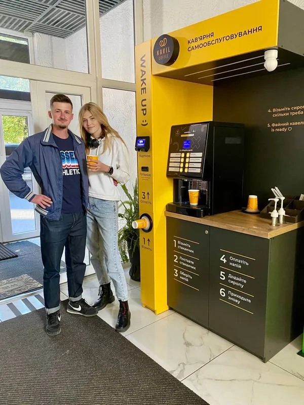 Oleksandr, Kavil-Partner in Chmelnyzkyj, mit Kaffee vor seinem Selbstbedienungs-Café