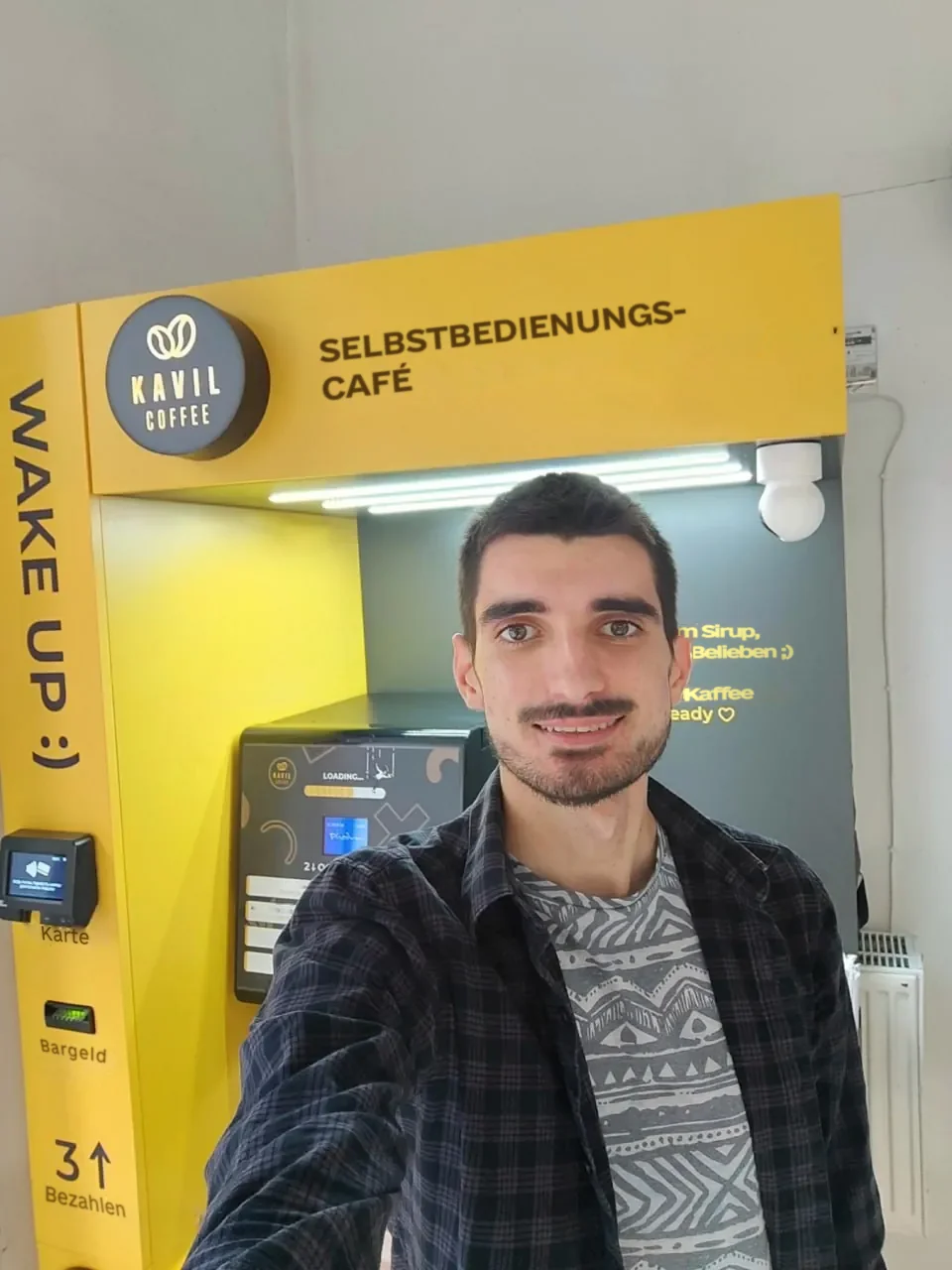 Wladyslaw, Kavil-Partner, vor seinem Selbstbedienungs-Café