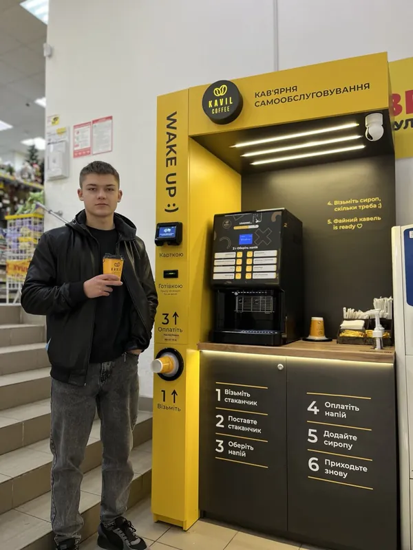 Viktor, Kavil-Partner in Mukatschewo, mit Kaffee vor seinem Selbstbedienungs-Café