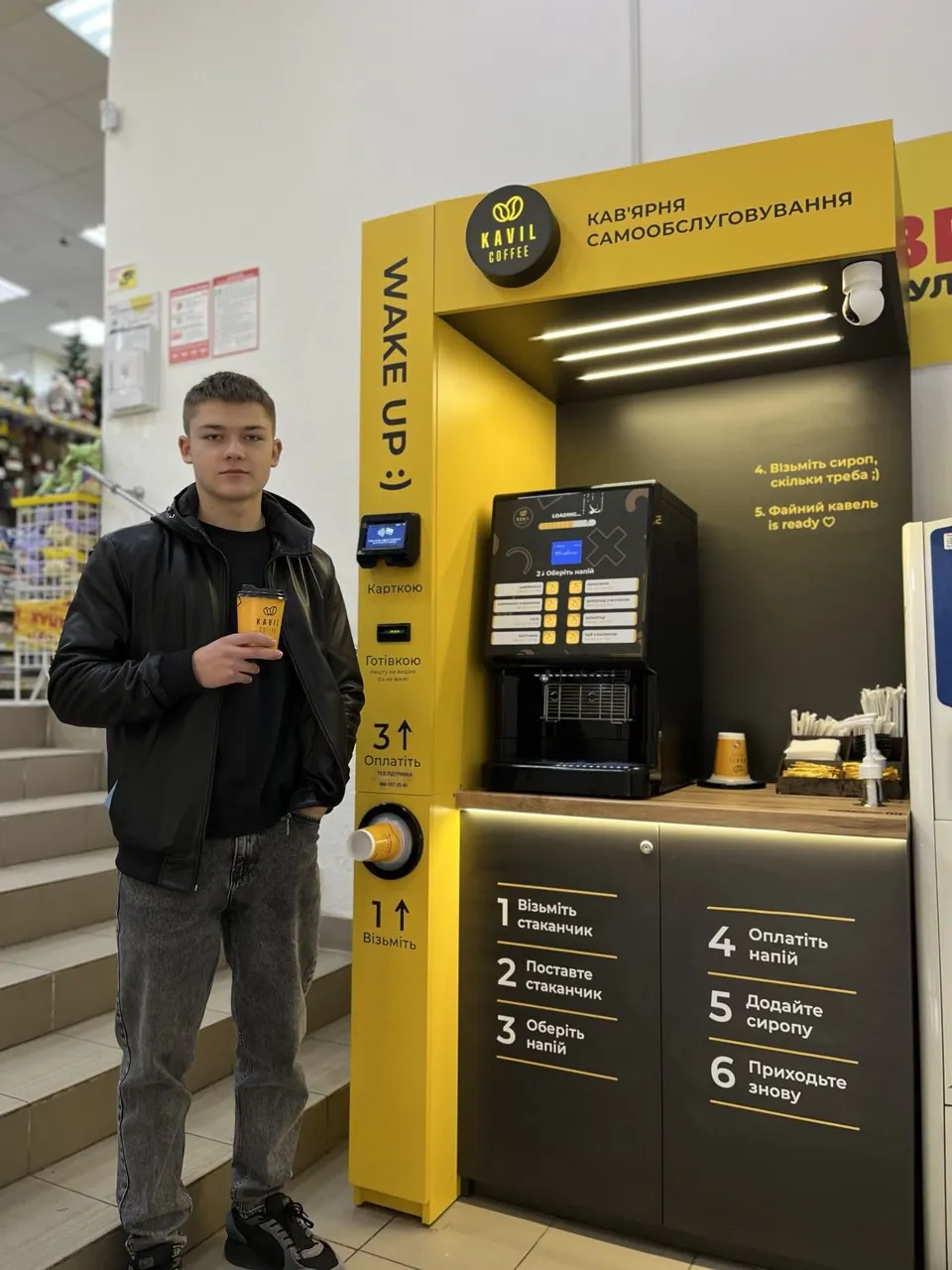 Viktor, Kavil-Partner in Mukatschewo, mit Kaffee vor seinem Selbstbedienungs-Café