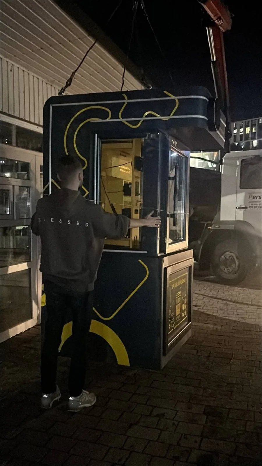 Nächtliche Kranmontage eines Outdoor-Cafés von Kavil
