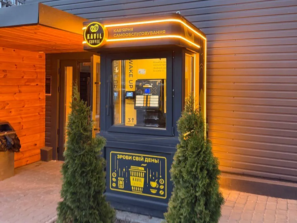 Outdoor-Café von Kavil am Abend mit Beleuchtung, echtes Foto
