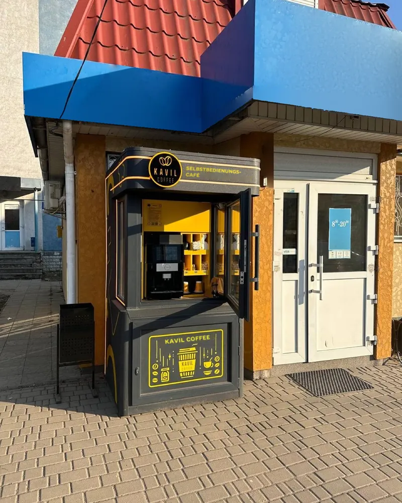 Outdoor-Café von Kavil am Eingang eines Geschäfts, echtes Foto